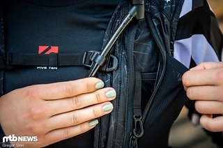 Der Evoc Hydro Pro 1.5 hat nur auf der linken Seite eine Reißverschlusstasche Der Evoc Hydro Pro 1.5 hat nur auf der linken Seite eine Reißverschlusstasche