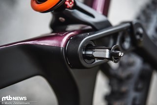 In der Umlenkwippe versteckt sich ein kleines Multitool, das magnetisch an Ort und Stelle gehalten wird. In der Umlenkwippe versteckt sich ein kleines Multitool, das magnetisch an Ort und Stelle gehalten wird.