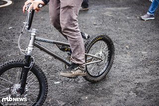Der Rahmen ist länger als ein klassischer Street-Frame, da Laufruhe gerade bei den kleinen Laufrädern wichtig ist. . Der Rahmen ist länger als ein klassischer Street-Frame, da Laufruhe gerade bei den kleinen Laufrädern wichtig ist. .