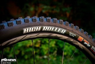 Die dritte Evolutionsstufe des Maxxis Highroller gibt es zum Start ausschließlich mit Maxxgrip-Gummimischung und kostet je nach Karkassen-Option rund 80 € oder 85 €.