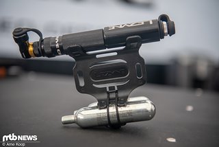 Für Flaschenhalter ausgelegt ist das Set aus Pumpe und Kartusche. Für Flaschenhalter ausgelegt ist das Set aus Pumpe und Kartusche.
