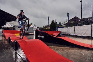 Der Pumptrack World Cup wurde allerdings bei besserem Wetter als auf diesem Bild ausgefahren
