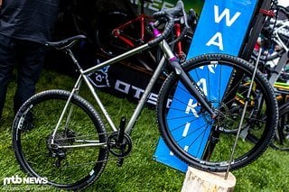 Aufgefallen wegen sexy: Das Otso Shunka Warakin aus Edelstahl soll für Gravel-Rides ebenso bereit stehen wie für CX-Rennen. Oder wie es Otso selber sagt: