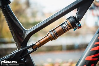 130 mm Federweg bietet das Neuron CF SLX vorne und hinten 130 mm Federweg bietet das Neuron CF SLX vorne und hinten