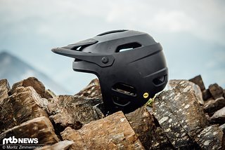 Die Optik des Giro Tyrant ist eigenwillig: Durch den großflächigen Schutz erinnert das in vier Farben erhältliche Modell ein wenig an einen Ski- oder Vespa-Helm Die Optik des Giro Tyrant ist eigenwillig: Durch den großflächigen Schutz erinnert das in vier Farben erhältliche Modell ein wenig an einen Ski- oder Vespa-Helm
