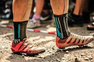 Die vom Regen gezeichneten Rennradschuhe sind nicht zum Laufen gedacht.