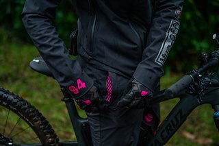 Die wasserdichte Bike-Shorts von Muc-Off verfügt über insgesamt drei Taschen