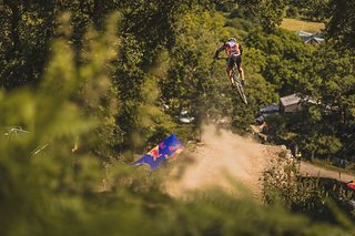 Matteo Iniguez ist als Mitglied des Commencal Nobl-Teams im Downhill World Cup zuhause – und den Speed der Downhill-Strecken hat er direkt mit zur Hardline genommen