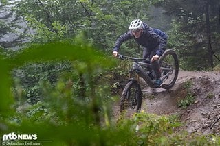 Im regnerischen Einsatz auf den Trails um Freiburg konnte die Kombi überzeugen