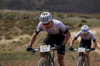 Genauso wie bei den Frauen ging es bei den Herren äußerst eng zu im Kampf um den Auftaktsieg beim Cape Epic 2023 Genauso wie bei den Frauen ging es bei den Herren äußerst eng zu im Kampf um den Auftaktsieg beim Cape Epic 2023