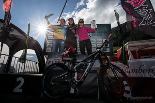 Super-Teamleistung, ein grandioses Rennwochenende und Rang drei für Hanna (r.) neben Anneke Beerten (m.) und Ines Thoma (l.). Super-Teamleistung, ein grandioses Rennwochenende und Rang drei für Hanna (r.) neben Anneke Beerten (m.) und Ines Thoma (l.).