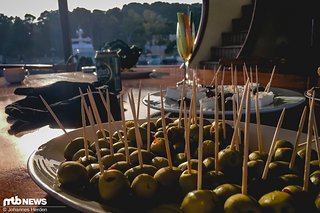 An Deck! Mythos Bier und Oliven gehen immer. Besonders wenn echte Paprika drin ist und keine rote Gallertmasse