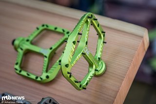Ebenfalls neu von OneUp Components: Flat-Pedale, die entweder aus Aluminium oder Kunststoff gefertigt sind.