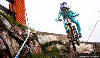 Tahnee Seagrave lässt es auf dem Transition TR Eleven fliegen