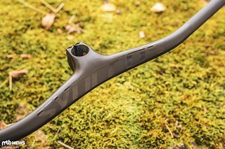 Im Gegensatz zu der von Nino Schurter gefahrenen Ausführung ist die Serienvariante des Syncros Fraser iC SL deutlich dezenter Im Gegensatz zu der von Nino Schurter gefahrenen Ausführung ist die Serienvariante des Syncros Fraser iC SL deutlich dezenter