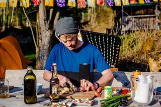 Gemüse schneiden in der Sonne