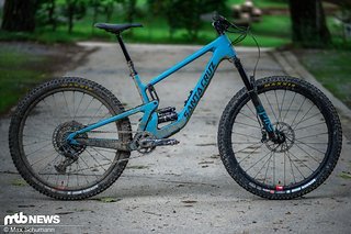 Das neue Santa Cruz 5010 in der vierten Generation kommt mit 27,5"-Laufrädern, 140/130 mm Federweg, moderner Geometrie und neuer Optik mit Lower-Link VPP Hinterbau.