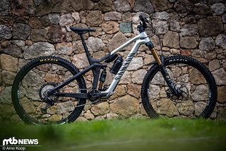 Das neue Canyon Strive CFR 2023 setzt auf 29"-Laufräder und 160 mm Federweg am  Heck sowie 170 mm an der Front