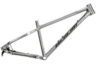 Highlight des heutigen Nicolai-Pakets ist der Argon Gen-Hardtail-Rahmen in schickem Raw-Look für 1.499 €.