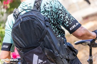 Der Rucksack ist wirklich schwer – die gesamte Übertragungstechnik, Akkus und Co. finden hier Platz.