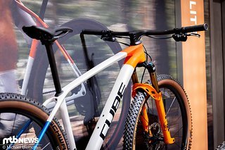 Das Phenix C68X SLX kommt mit Fox/XTR-Ausstattung und soll gewichtsmäßig ziemlich gleichauf mit dem SRAM SLT-Modell liegen.