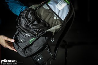 Das Hauptfach kann nur bis zu hälfte aufgeklappt werden und sichert so den Inhalt vor ungewolltem Herausfallen Das Hauptfach kann nur bis zu hälfte aufgeklappt werden und sichert so den Inhalt vor ungewolltem Herausfallen