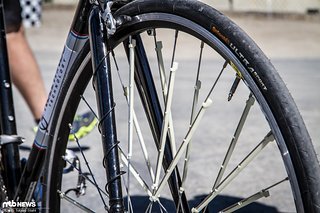 Die drehbaren Finnen laufen an ihren Enden spitz zu und bilden so mit der Speiche eine aerodynamisch günstige Tropfenform