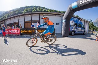 Doch Überraschung am Ziel: Remy Absalon hat Thomas Lapeyrie im letzten Waldstück noch kassiert und gewinnt die Megavalanche für das Scott-SRSuntour Team!
