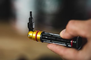 Durch den 0–90°-Abgang kann das Lezyne-Tool eine hohe Kraft aufbringen.