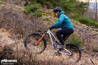 Bergauf überzeugt das Commencal Tempo mit einer sehr bequemen Sitzposition, könnte allerdings im Hinblick auf den geringen Federweg gerne etwas spritziger ausfallen. Bergauf überzeugt das Commencal Tempo mit einer sehr bequemen Sitzposition, könnte allerdings im Hinblick auf den geringen Federweg gerne etwas spritziger ausfallen.