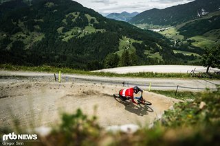 Schnell, perfekte Bodenbedingungen und die ein oder andere Bikepark-Kurve.