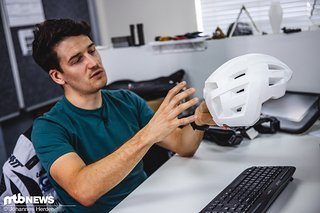 Jaco van Niekerk von Leatt erklärt uns mithilfe dieses Modells, wie er die Testsimulationen am Rechner steuert.