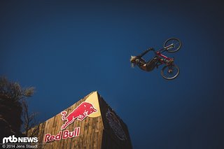 ...Kelly McGarry, der sich sein Bike, aber gottseidank nicht sich zerstörte