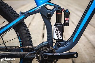 Hinten verrichtet der dazu passende RockShox Vivid Air R2C den Dienst und kontrolliert die 170 mm Federweg am Heck. Hinten verrichtet der dazu passende RockShox Vivid Air R2C den Dienst und kontrolliert die 170 mm Federweg am Heck.