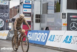 Das weiße Meistertrikot von Manuel Fumic hat schon bessere Tage gesehen.