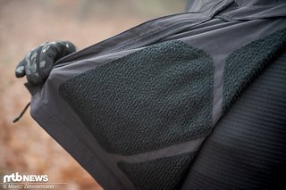 Die Weste fällt etwas dicker aus und ist im Vergleich mit anderen Modellen vergleichsweise gut isoliert. Die Weste fällt etwas dicker aus und ist im Vergleich mit anderen Modellen vergleichsweise gut isoliert.