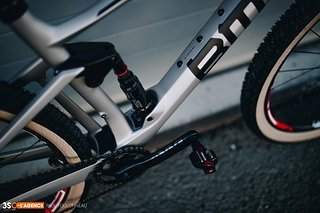 Am Heck kommt das Fourstroke mit einem SIDLuxe Dämpfer aus