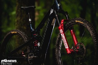 Die 2025er RockShox Federelemente begeistern nicht nur mit dem knalligen Rot der Zeb, sondern auch mit ihren Fahreigenschaften.