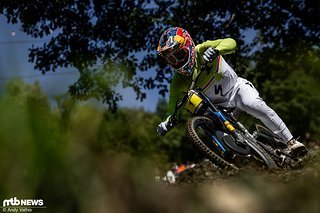 Er ist und bleibt einfach das Maß der Dinge: In der chaotischen Quali in Loudenvielle konnte sich Loïc Bruni auf Platz 1 durchsetzen Er ist und bleibt einfach das Maß der Dinge: In der chaotischen Quali in Loudenvielle konnte sich Loïc Bruni auf Platz 1 durchsetzen