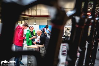 Im neuen Showroom sind alle möglichen Produkte der SRAM-Firmen ausgestellt
