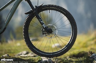 Der Name ist Programm: Dank Hard Wall-Karkasse sollen die Pirelli Scorpion Enduro-Reifen auch in grobem Gelände brillieren Der Name ist Programm: Dank Hard Wall-Karkasse sollen die Pirelli Scorpion Enduro-Reifen auch in grobem Gelände brillieren