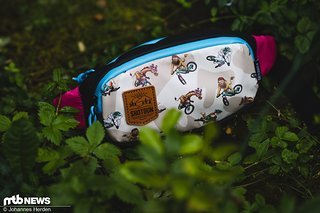 Die passende Hüfttasche passt sowohl farblich als auch verstau-technisch zum Tow Rope. Einzeln kostet die Tasche (ziemlich happige) 35 € – im Set mit dem Seil 85 €.
