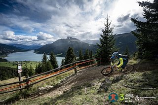 Für diese Aussicht auf den Reschensee werden die Teilnehmenden nur beim Training einen Blick riskieren können