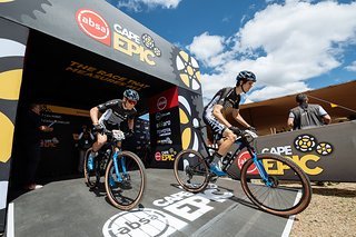 Simon Schneller (vorne) und Urs Huber (hinten) vom Team Bulls starteten mit einem soliden Prolog ins Cape Epic 2023: Rang zwölf für sie mit einem Rückstand von 3:20 Minuten. Simon Schneller (vorne) und Urs Huber (hinten) vom Team Bulls starteten mit einem soliden Prolog ins Cape Epic 2023: Rang zwölf für sie mit einem Rückstand von 3:20 Minuten.