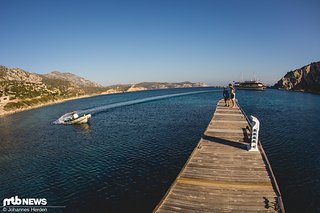 Serjan kommt mit dem Boot angedüst, um Bikes und Biker aufzunehmen