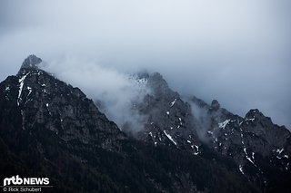 Am Freitag Morgen begrüßte Kranjska Gora uns mit Nieselregen, kühlen Temperaturen und tief hängenden Wolken. Am Freitag Morgen begrüßte Kranjska Gora uns mit Nieselregen, kühlen Temperaturen und tief hängenden Wolken.