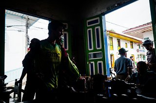 Schatten im Restaurant. Es gibt die erste der berühmten, gebratenen Forellen Schatten im Restaurant. Es gibt die erste der berühmten, gebratenen Forellen