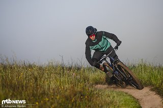 Das Revel Bikes Rascal liegt satt auf dem Trail und lässt sich perfekt durch Kurven drücken Das Revel Bikes Rascal liegt satt auf dem Trail und lässt sich perfekt durch Kurven drücken