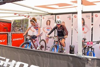 Die Ghost-Mädels beim Warmfahren vor dem Short Race am Freitag