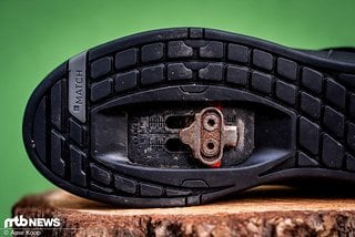 MTB-Cleats werden ganz einfach über zwei Schrauben auf der Unterseite des Schuhs befestigt.